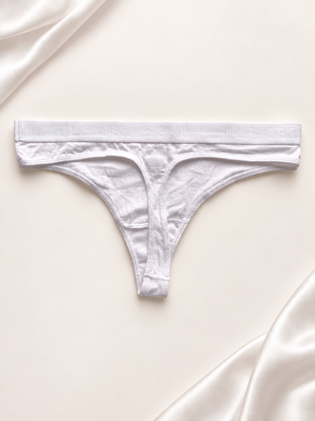 Panti blanco con cintura grabada, vista dorso