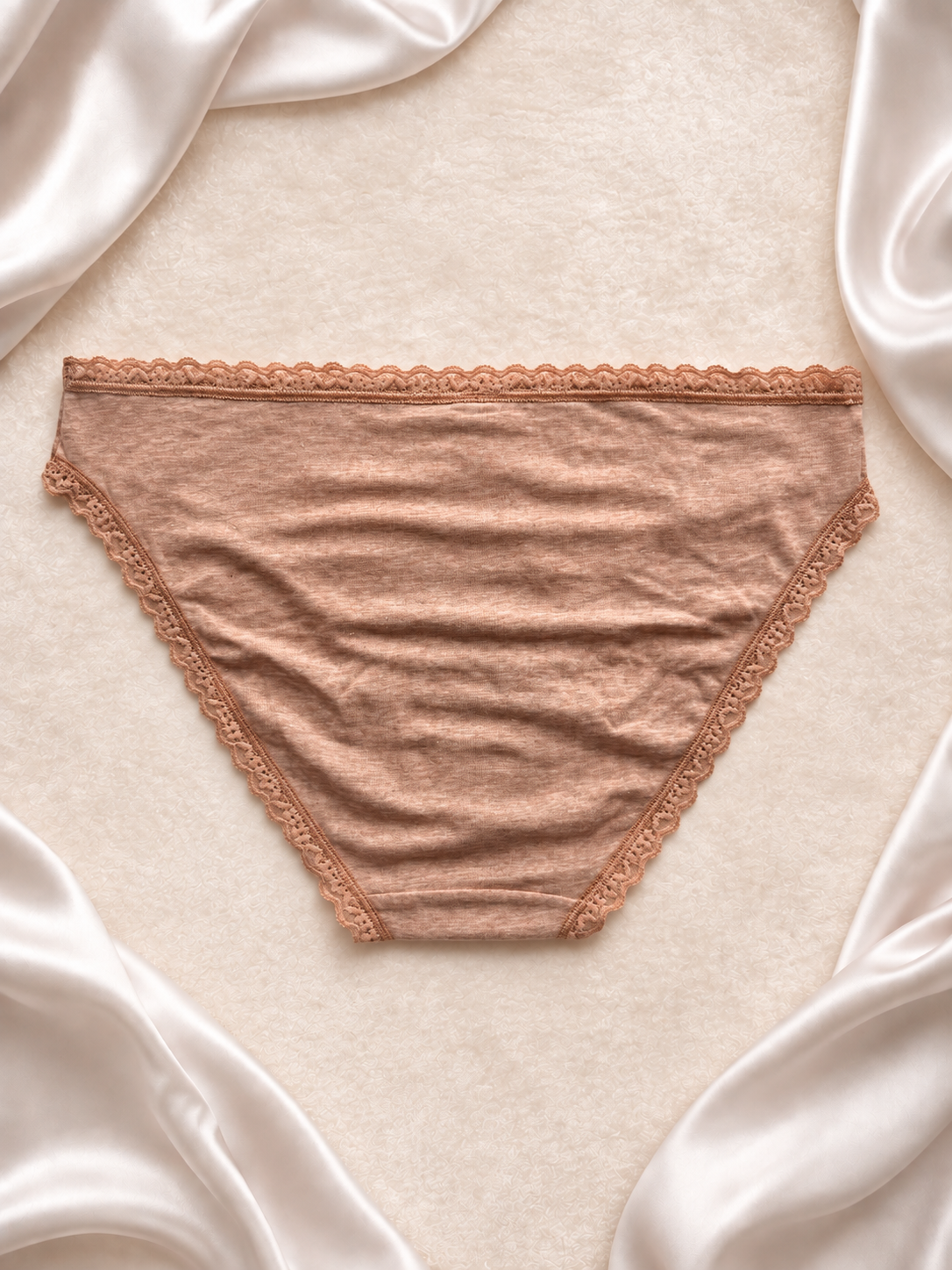 Panti beige de algodón con encaje, dorso