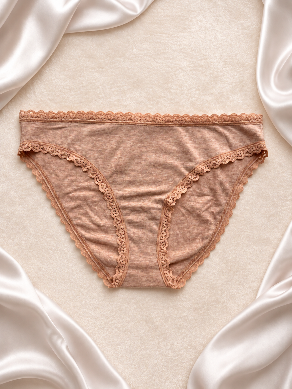 Panti beige de algodón con encaje, frente