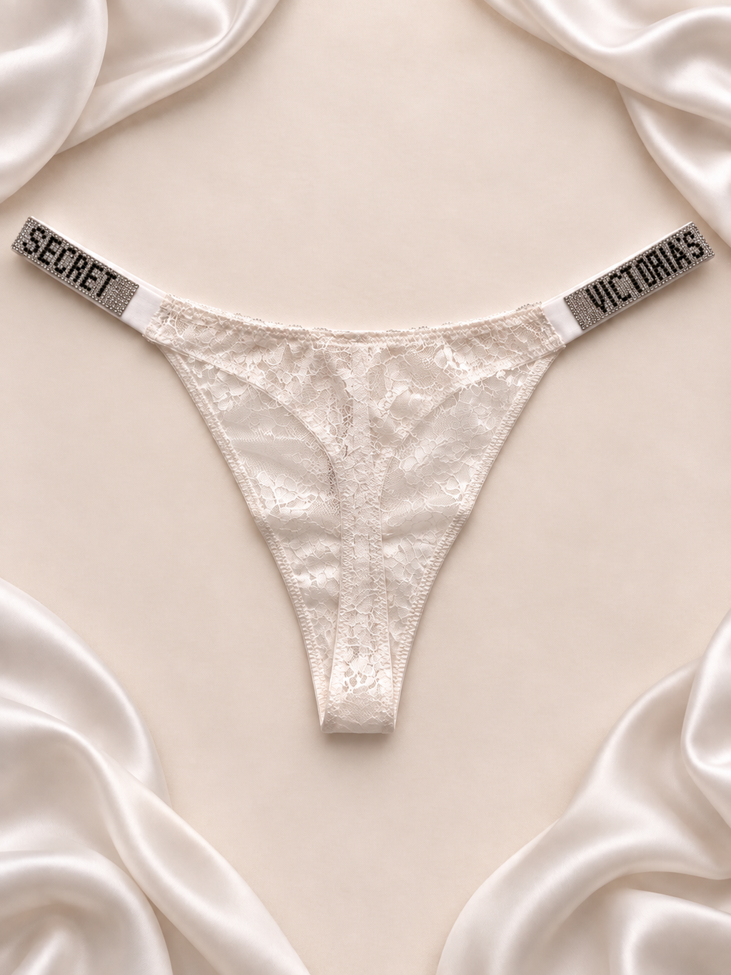Panti V'S de encaje blanco con tiras de strass, dorso