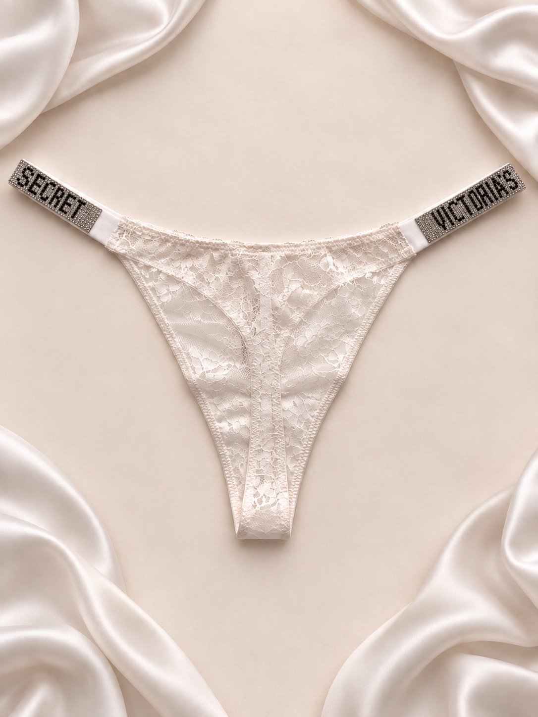 Panti V'S de encaje blanco con tiras de strass, dorso