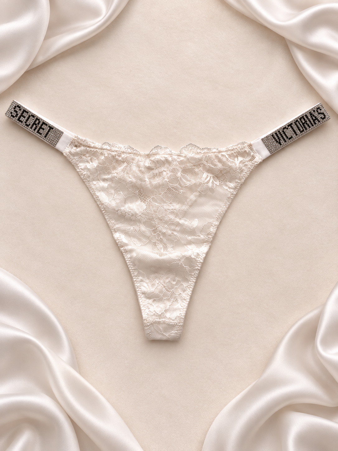 Panti V'S de encaje blanco con tiras de strass, frente