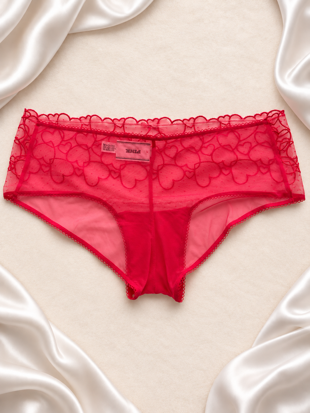 Panti rojo de encaje con corazones, vista dos
