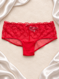 Panti rojo de encaje con corazones, vista uno