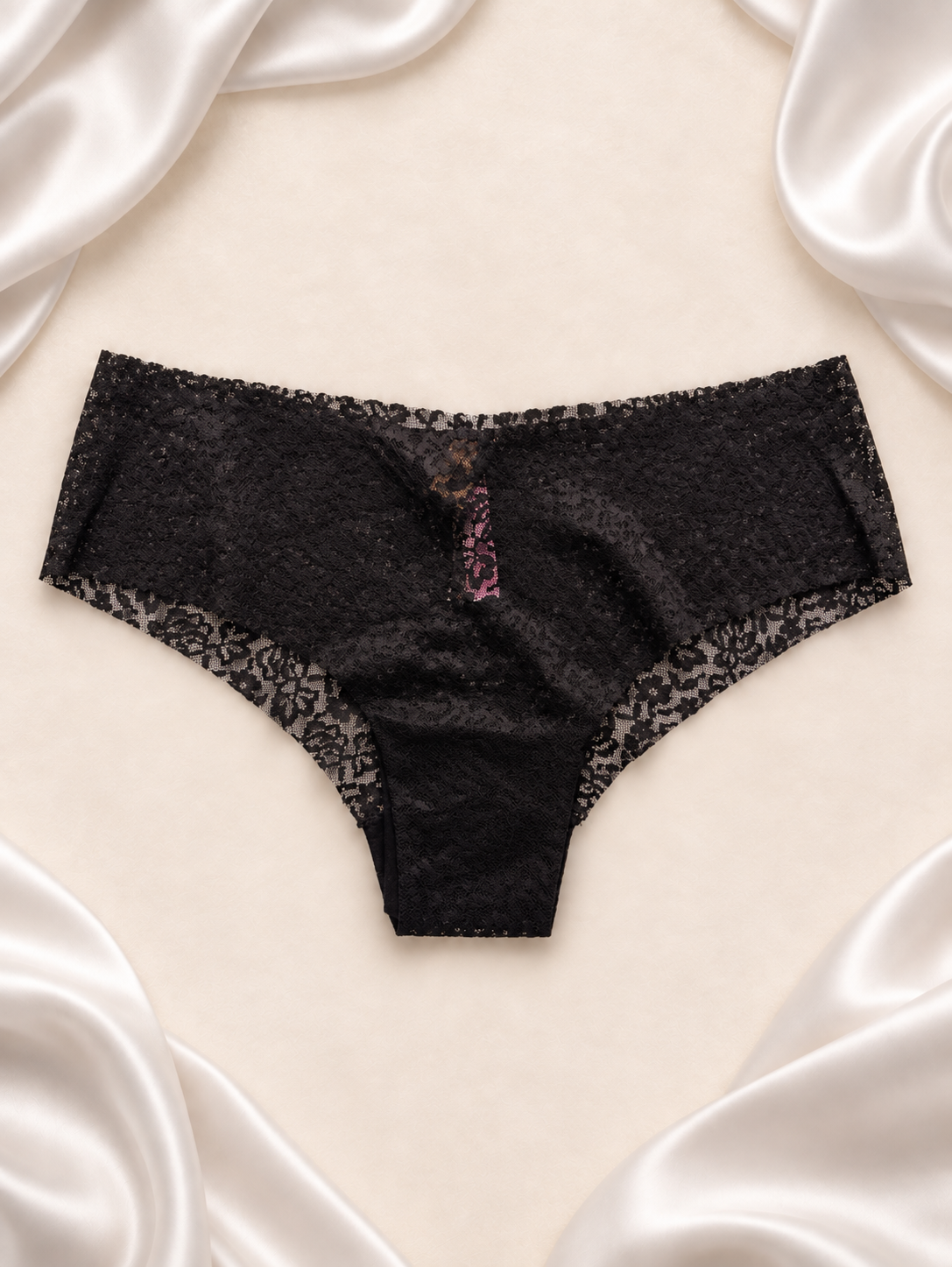 Panti negro de encaje con detalle rosa, vista dos