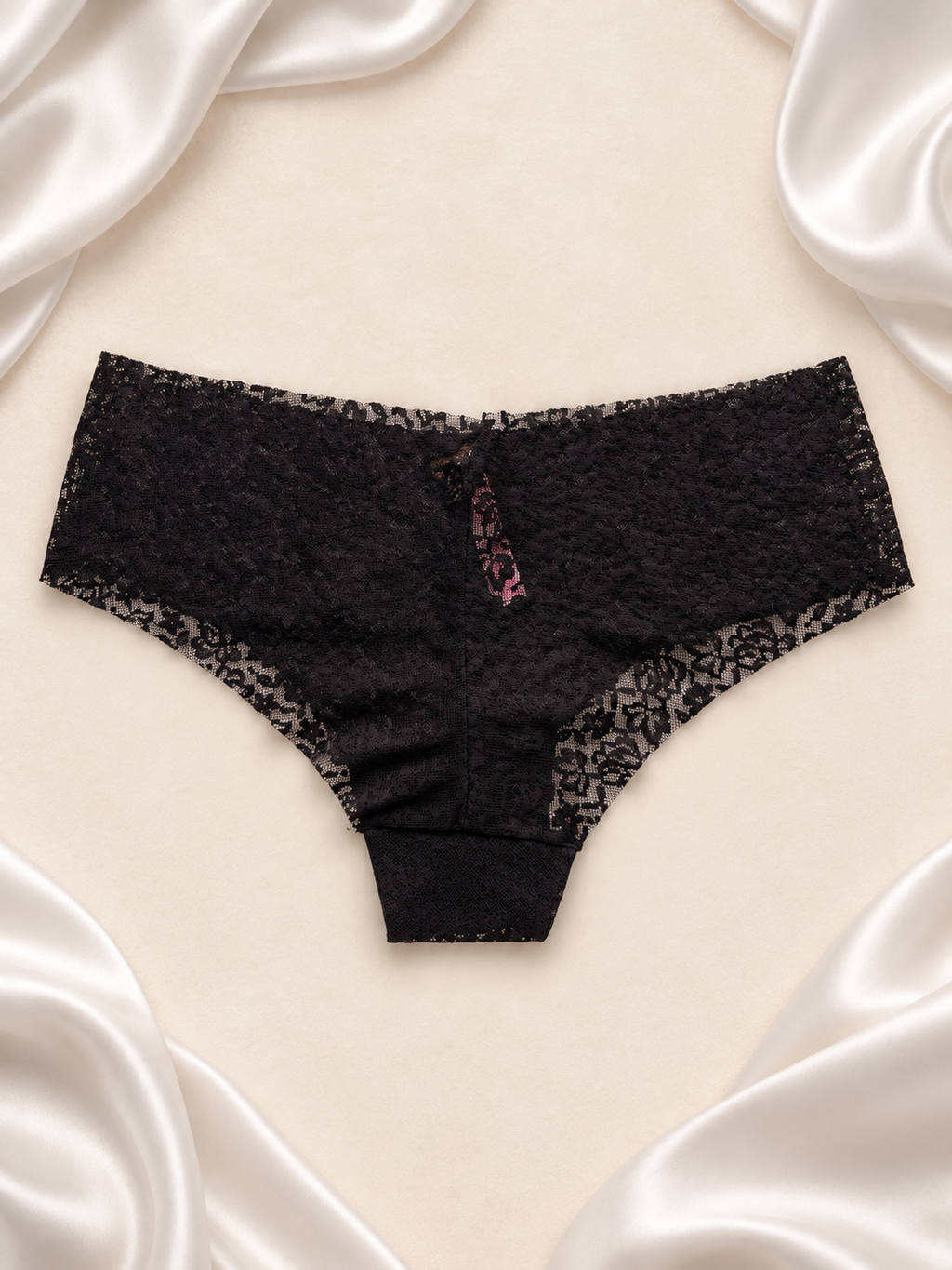 Panti negro de encaje con detalle rosa, vista uno