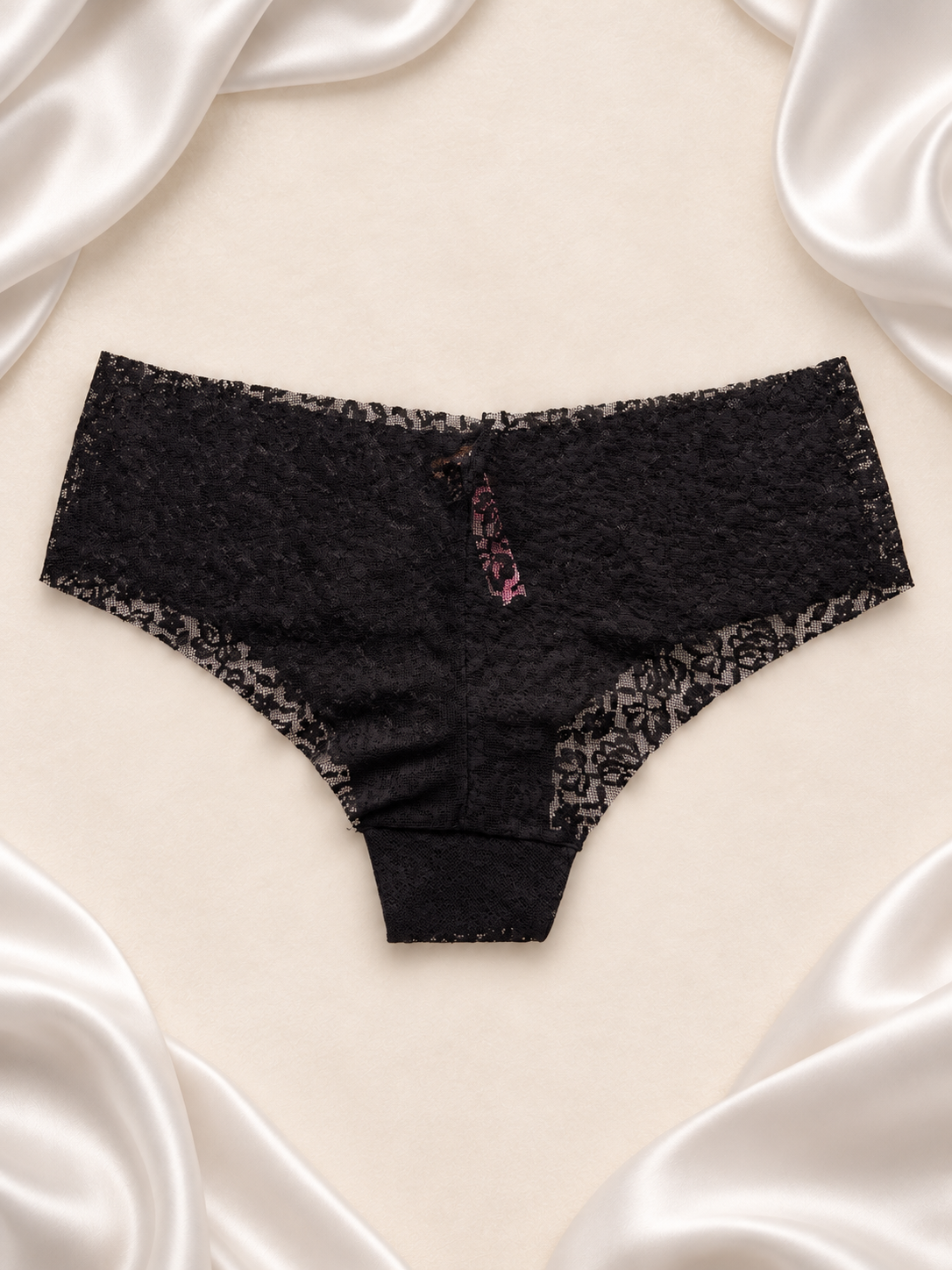 Panti negro de encaje con detalle rosa, vista uno