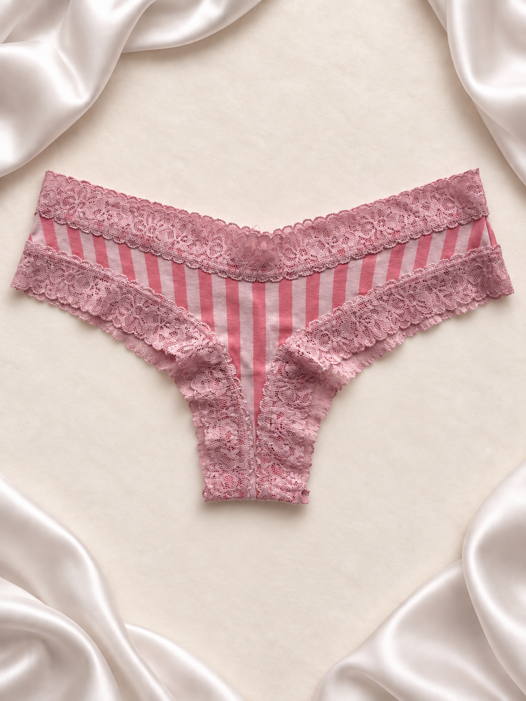 Panti rayado rosa con encaje, vista dos