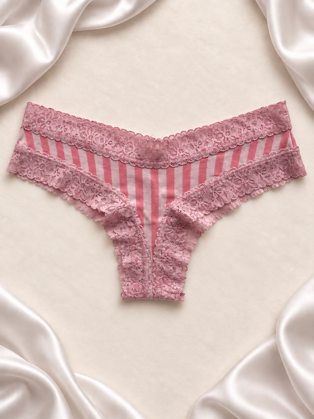 Panti rayado rosa con encaje, vista dos