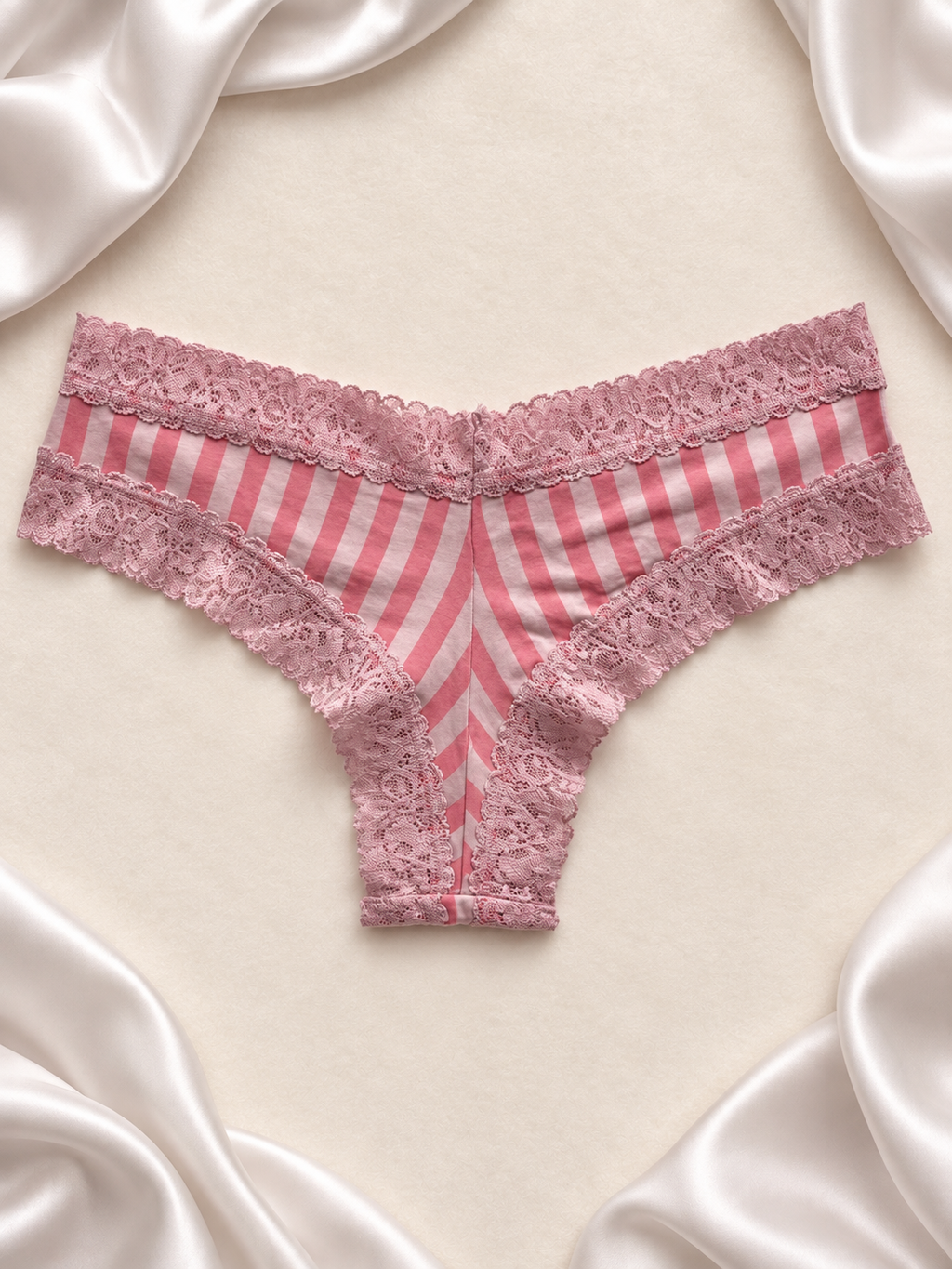Panti rayado rosa con encaje, vista uno
