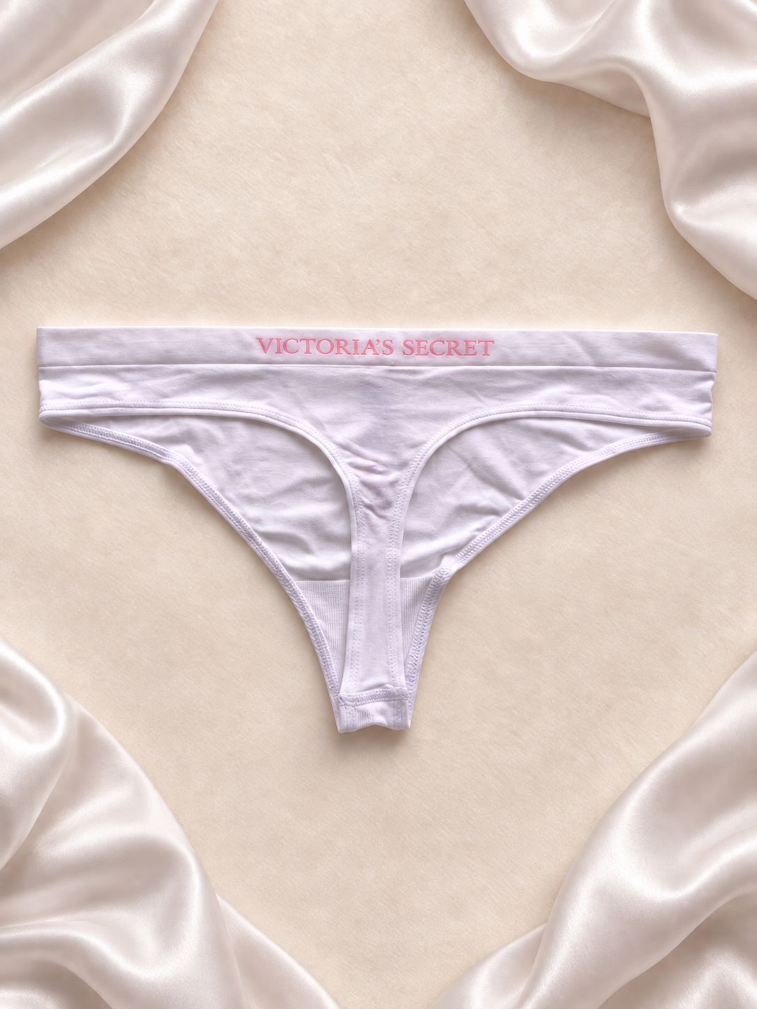 Panti Victoria's Secret blanco con cintura rosa, dorso