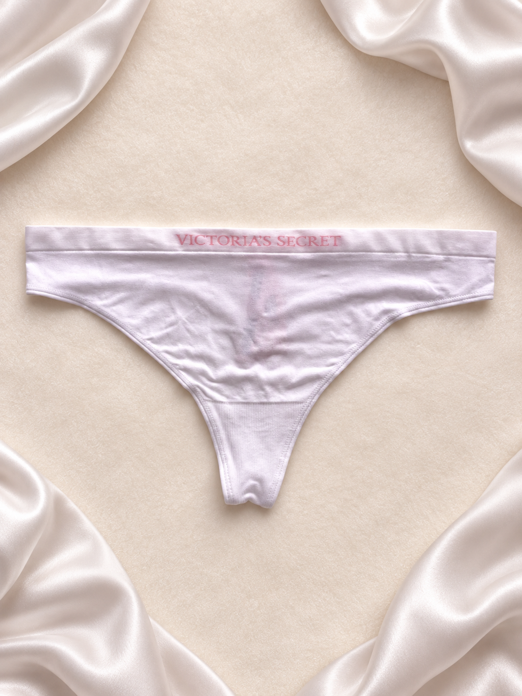 Panti Victoria's Secret blanco con cintura rosa, frente