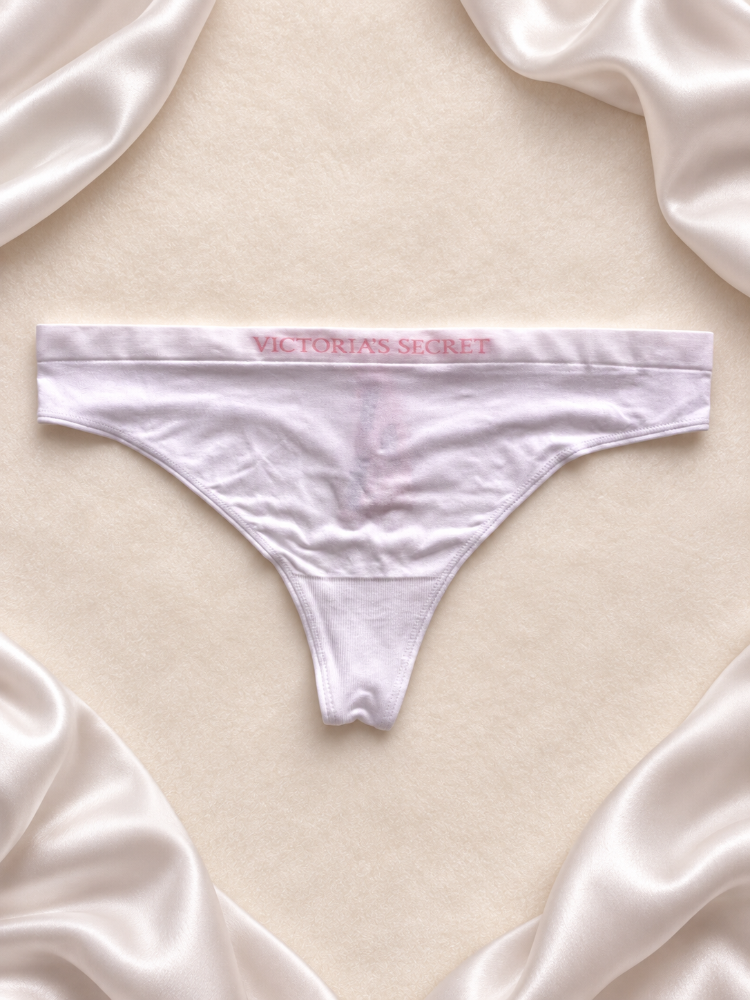 Panti Victoria's Secret blanco con cintura rosa, frente